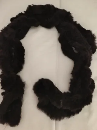 Bufanda negra de pelo sintético