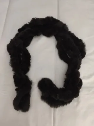 Bufanda negra de pelo sintético