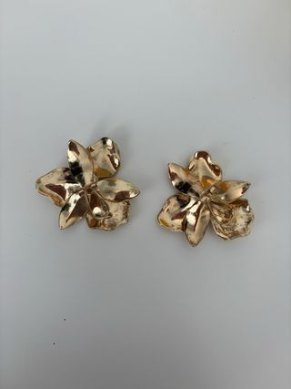 Pendientes flor Mango beige y dorado