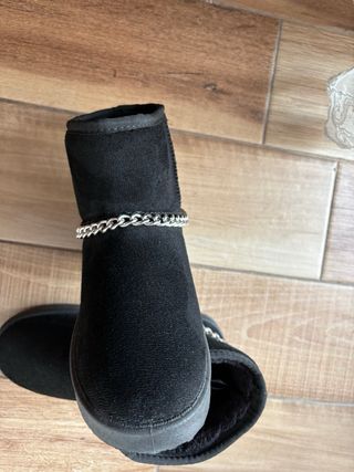 Stivaletti scamosciati neri con catena argento