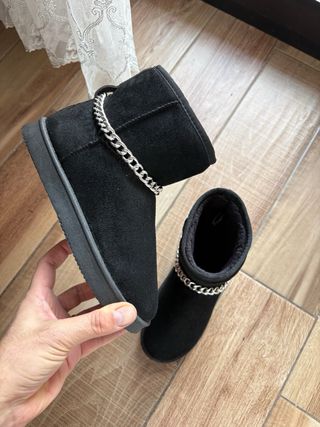 Stivaletti scamosciati neri con catena argento