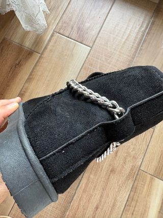 Stivaletti scamosciati neri con catena argento