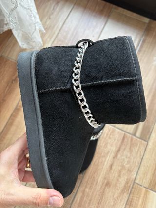 Stivaletti scamosciati neri con catena argento