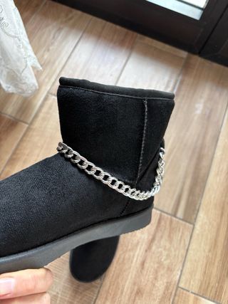 Stivaletti scamosciati neri con catena argento