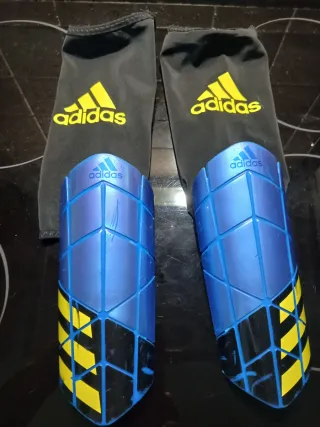 Botines de fútbol con espinilleras