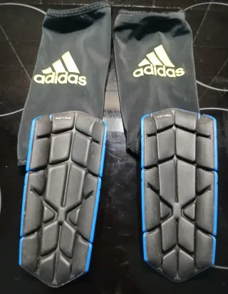 Botines de fútbol con espinilleras