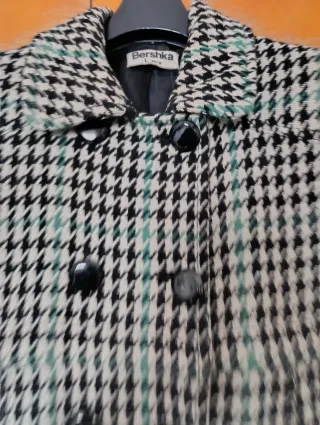 Abrigo Bershka cuadros negro y verde Talla L