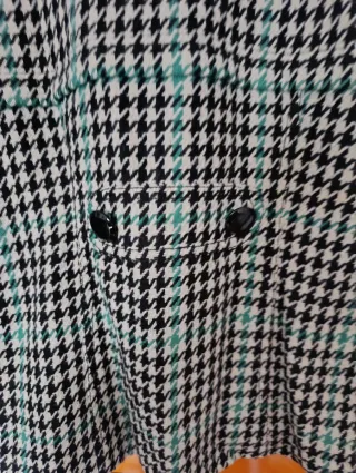 Abrigo Bershka cuadros negro y verde Talla L