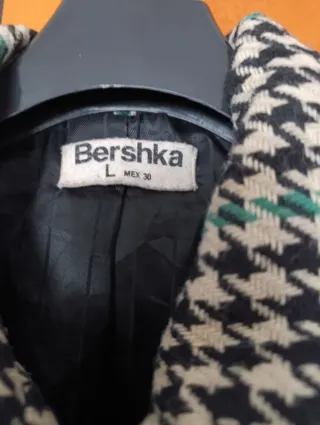Abrigo Bershka cuadros negro y verde Talla L