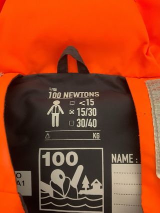 Chaleco Salvavidas Tribord 100N, lleva escrito IAN