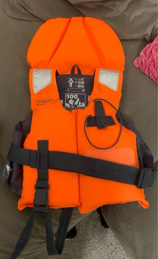 Chaleco Salvavidas Tribord 100N, lleva escrito IAN