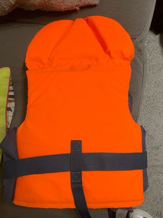 Chaleco Salvavidas Tribord 100N, lleva escrito IAN