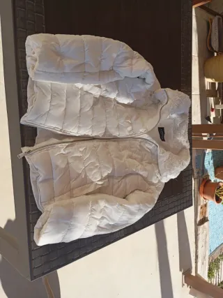 Plumas blancas acolchadas mujer