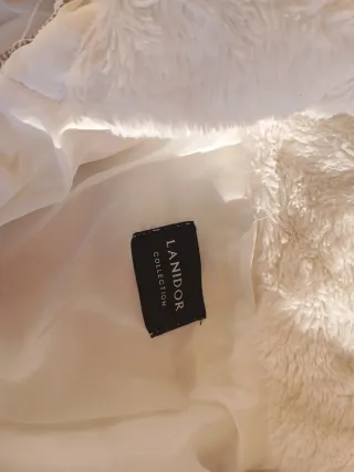 Plumas blancas acolchadas mujer