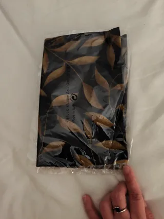 Pañuelo estampado hojas negro y dorado