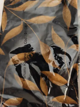 Pañuelo estampado hojas negro y dorado