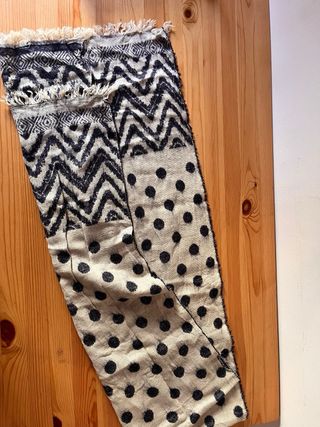 Bufanda beige y azul con flecos,