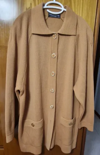 Cárdigan marrón con cuello