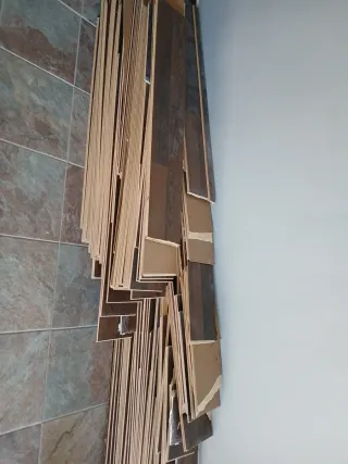 Restos de tarima retirada por reforma