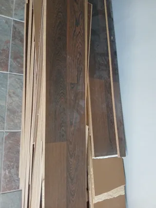 Restos de tarima retirada por reforma