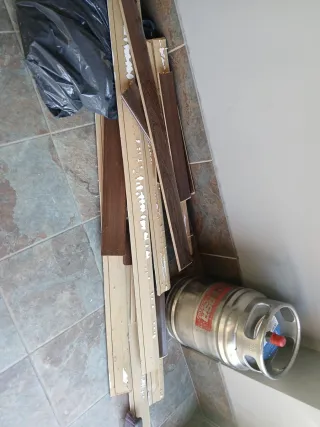 Restos de tarima retirada por reforma