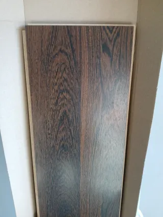 Restos de tarima retirada por reforma