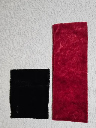 Bufandas de pelo negras y rojas