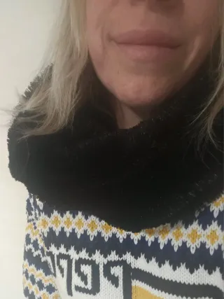 Bufandas de pelo negras y rojas