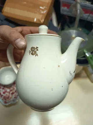 Teiera in ceramica bianca con decori oro