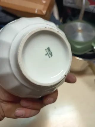 Teiera in ceramica bianca con decori oro