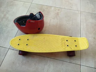 Monopatín amarillo y casco rojo Oxelo