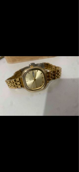 Reloj de pulsera dorado