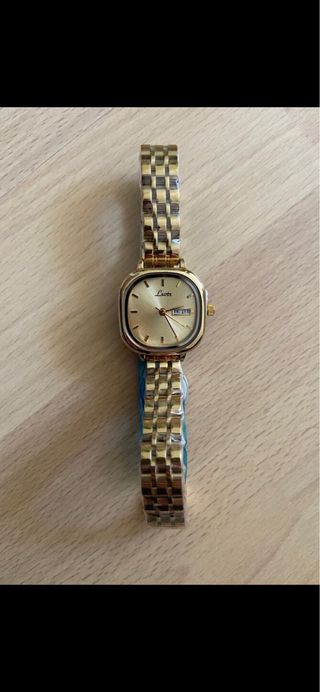 Reloj de pulsera dorado