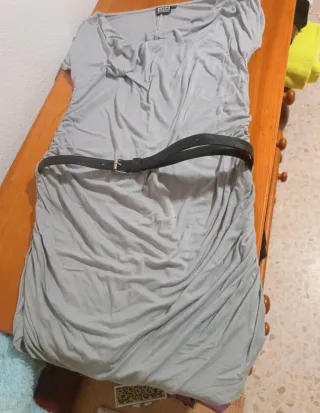 Vestido gris con fruncidos y cinturón