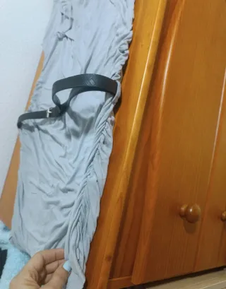 Vestido gris con fruncidos y cinturón