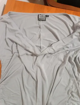 Vestido gris con fruncidos y cinturón