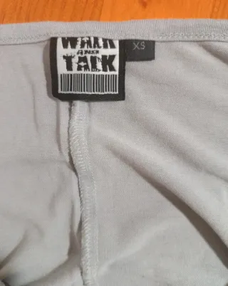 Vestido gris con fruncidos y cinturón