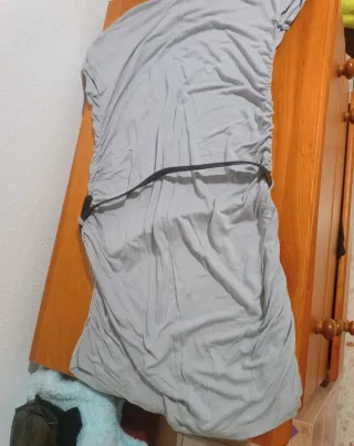 Vestido gris con fruncidos y cinturón