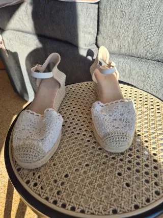 Alpargatas cuña yute y encaje blanco