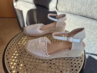 Alpargatas cuña yute y encaje blanco