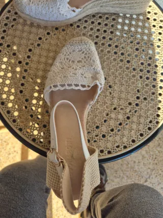 Alpargatas cuña yute y encaje blanco