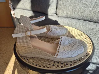 Alpargatas cuña yute y encaje blanco