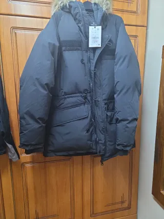 Cazadora plumífero negra con capucha