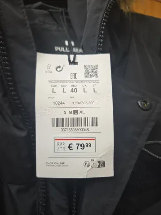 Cazadora plumífero negra con capucha