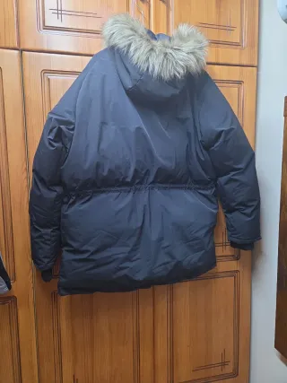 Cazadora plumífero negra con capucha