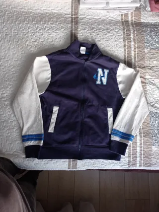 Chaqueta universitaria Nike azul y blanca