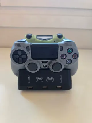 Pacchetto 2 controller PS4 + Caricatore