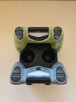 Pacchetto 2 controller PS4 + Caricatore