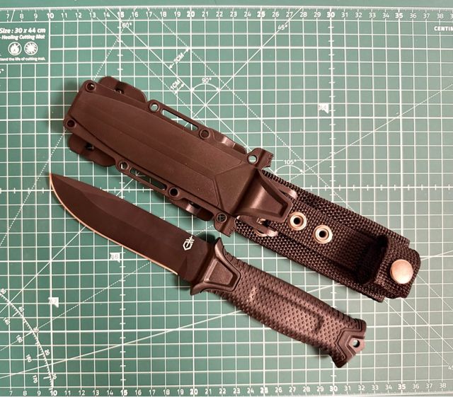 Coltello tattico con fodero completamente NUOVO