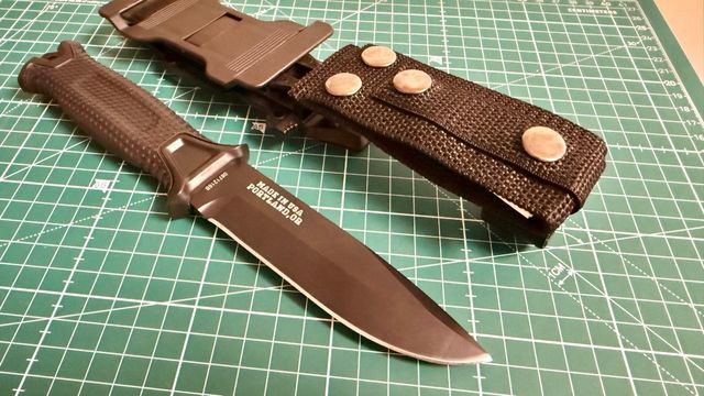 Coltello tattico con fodero completamente NUOVO